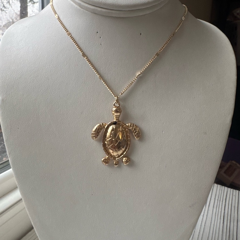 Gold Turtle Pendant Necklace - Picture 3 of 8